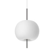Kundalini Opalglas Hängelampe Kushi Ø 33cm mit runder Form und organischem Design, dekorativ und stilvoll.