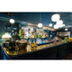 Moderne Bar mit beleuchtetem Tresen, Spirituosenregal und stilvollen Lampen im Hintergrund.