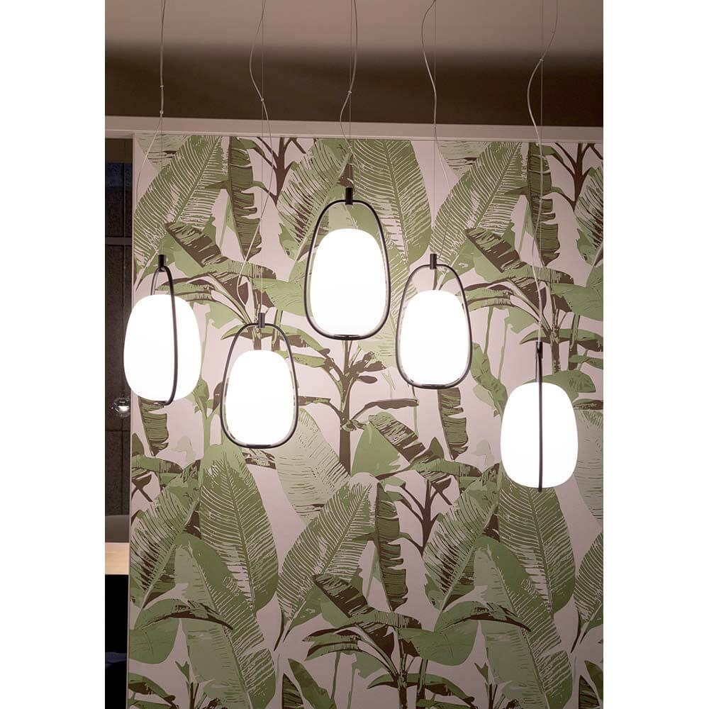 Kundalini Pendellampe Lanna Ø 22cm H 40cm Opalglas in modernen, hängenden Designs vor Blattmuster-Wand.