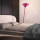 Kundalini Plexiglas Stehleuchte Floob 185cm neben einem modernen Bett im Schlafzimmer.