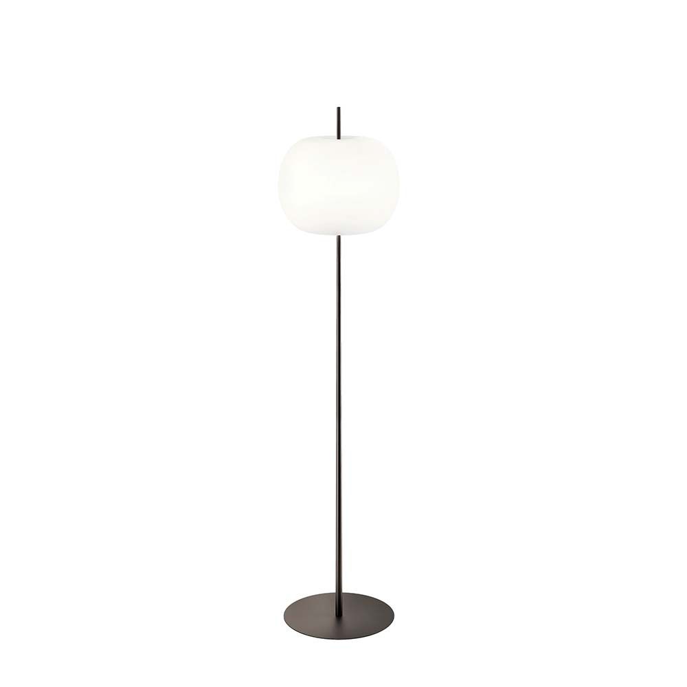 Kundalini Stehlampe Kushi XL mit Opalglasschirm, 183cm hoch und dimmbar, elegantes und organisches Design.