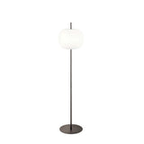 Kundalini Stehlampe Kushi XL mit Opalglasschirm, 183cm hoch und dimmbar, elegantes und organisches Design.