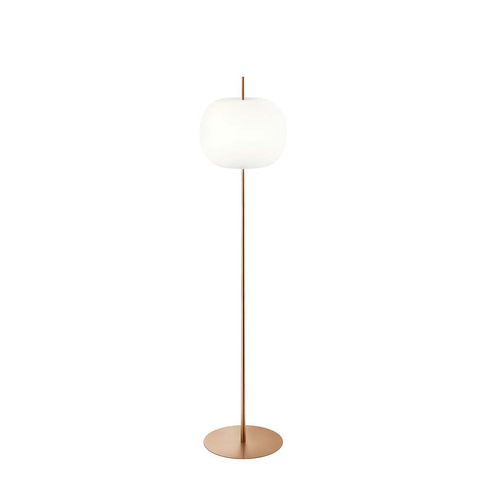 Kundalini Stehlampe Kushi XL mit Opalglasschirm, dimmbar, 183cm hoch, modernes und organisches Design.