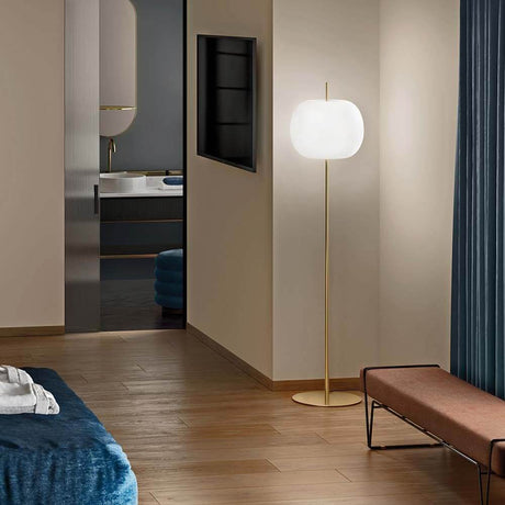 Kundalini Stehlampe Kushi XL mit Opalglasschirm 183cm Dimmbar im modernen Wohnraum.