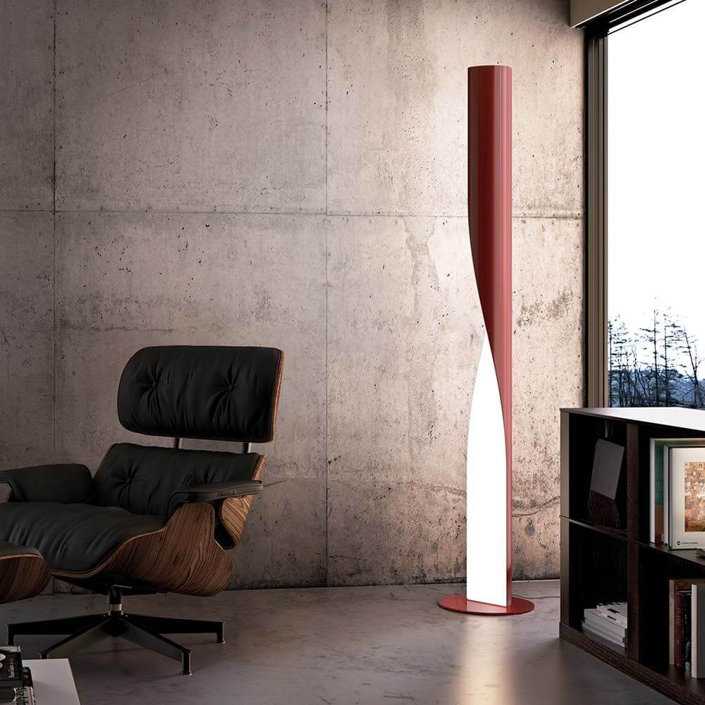 Kundalini Stehleuchte Evita 190cm Dimmbar in modernem Wohnzimmer mit stilvollem Sessel und Betonwand.