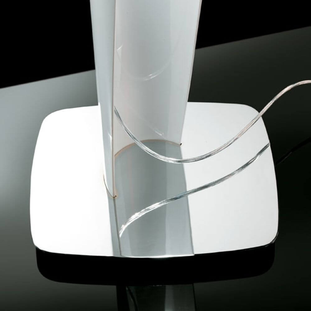 Kundalini Stehleuchte Shakti 250cm Dimmbar mit glänzendem Sockel und eleganten Linien.