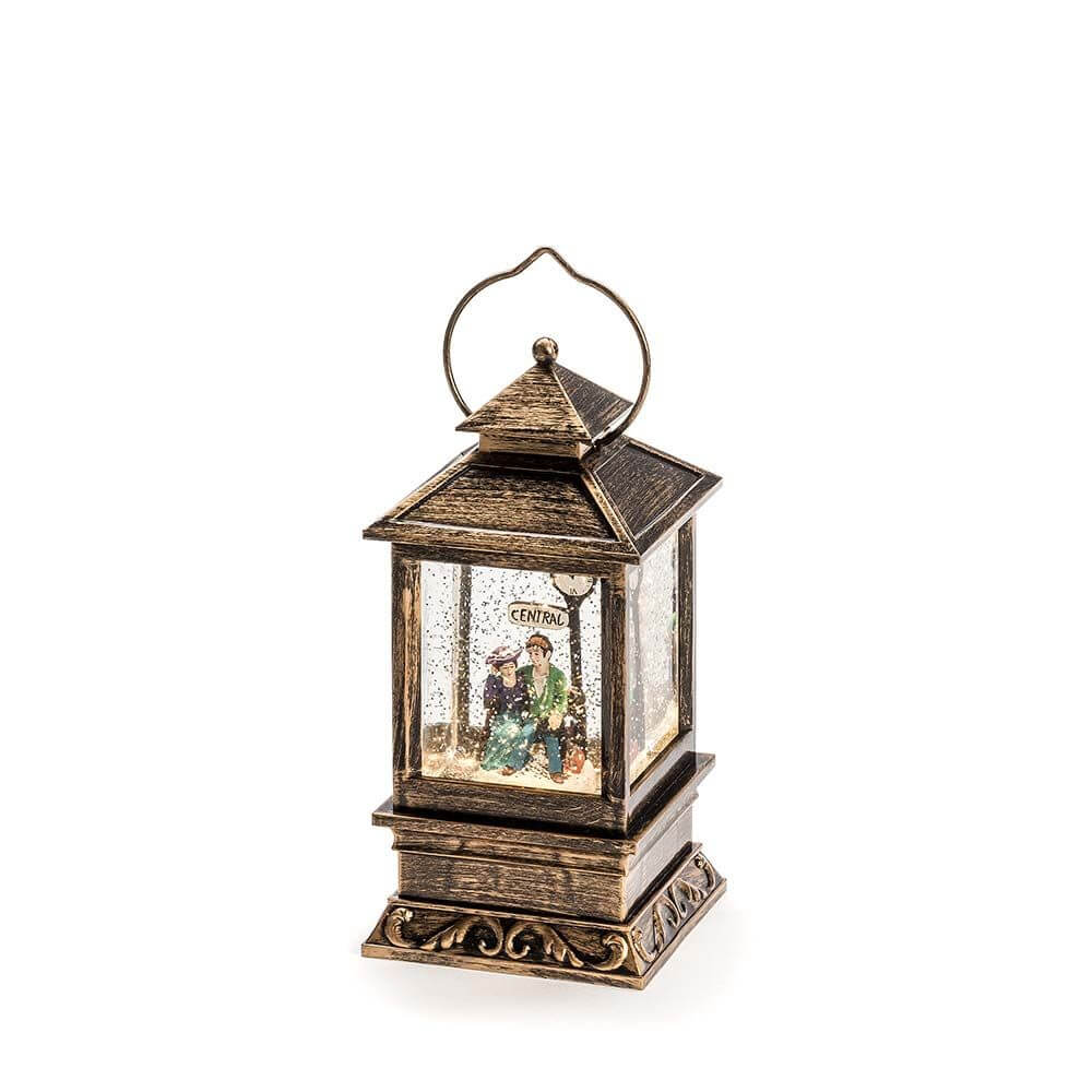 LED Schneelaterne mit Pärchen klein Timer wassergefüllt batteriebetrieben, nostalgische Metall-Laterne mit romantischer Szene.