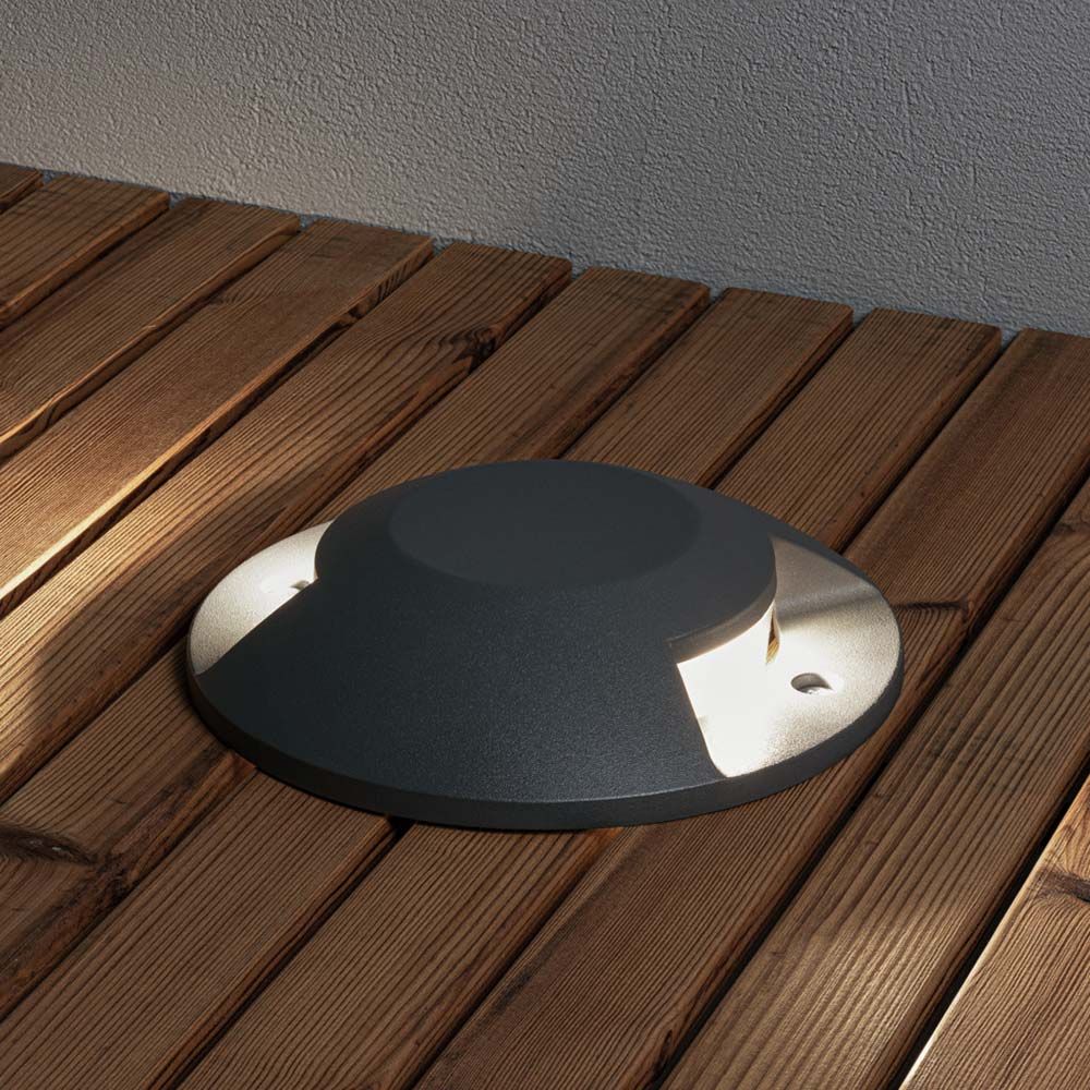 LED 2-Weg Bodeneinbaustrahler 10W in Anthrazit auf Holztisch montiert, ideal für moderne Beleuchtung.