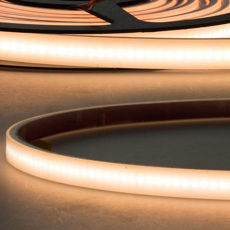 LED Strip Aqua 5m opal 10W 24V IP67 extra Warmweiß in hellem Licht, aufgerollt zur Verwendung.