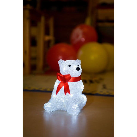 LED Acryl Eisbär mit roter Schleife 16 Kaltweiße Dioden in festlicher Umgebung