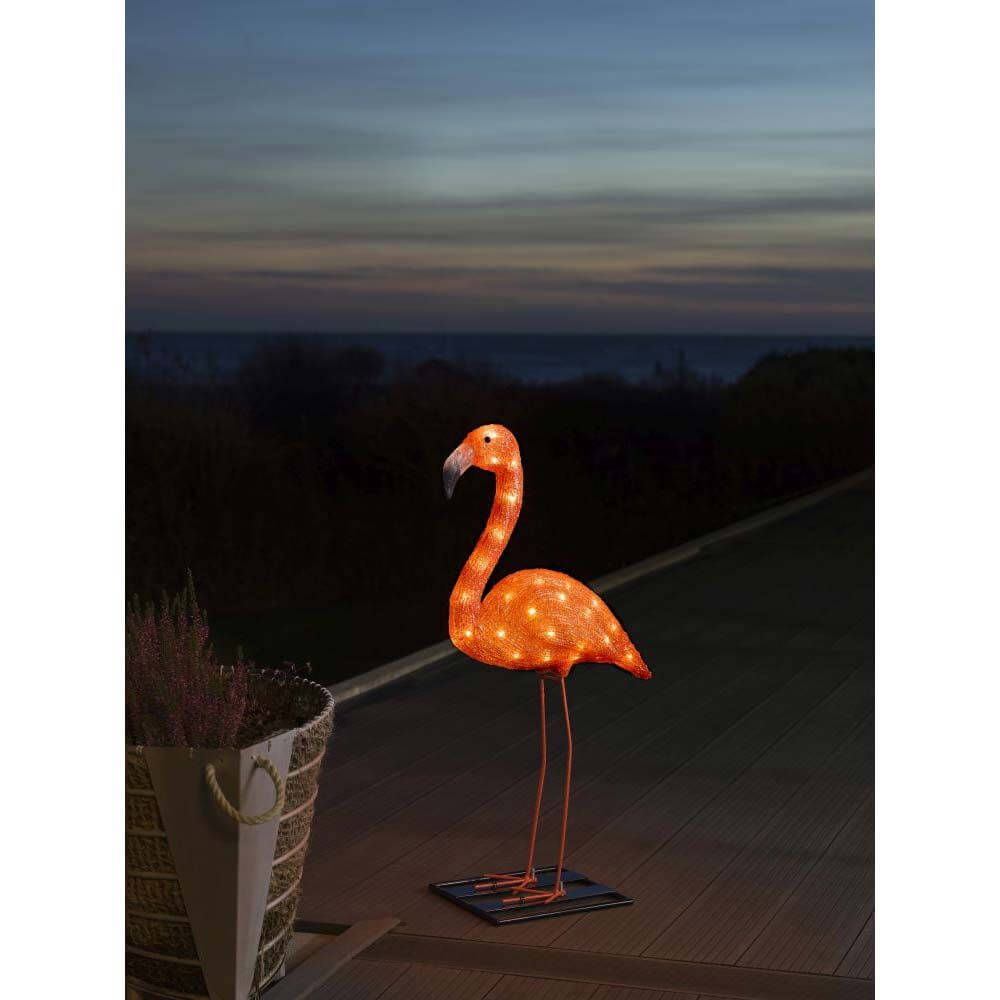 LED Acryl Flamingo klein 48 bernsteinfarbene Dioden IP44 auf Terrasse bei Sonnenuntergang