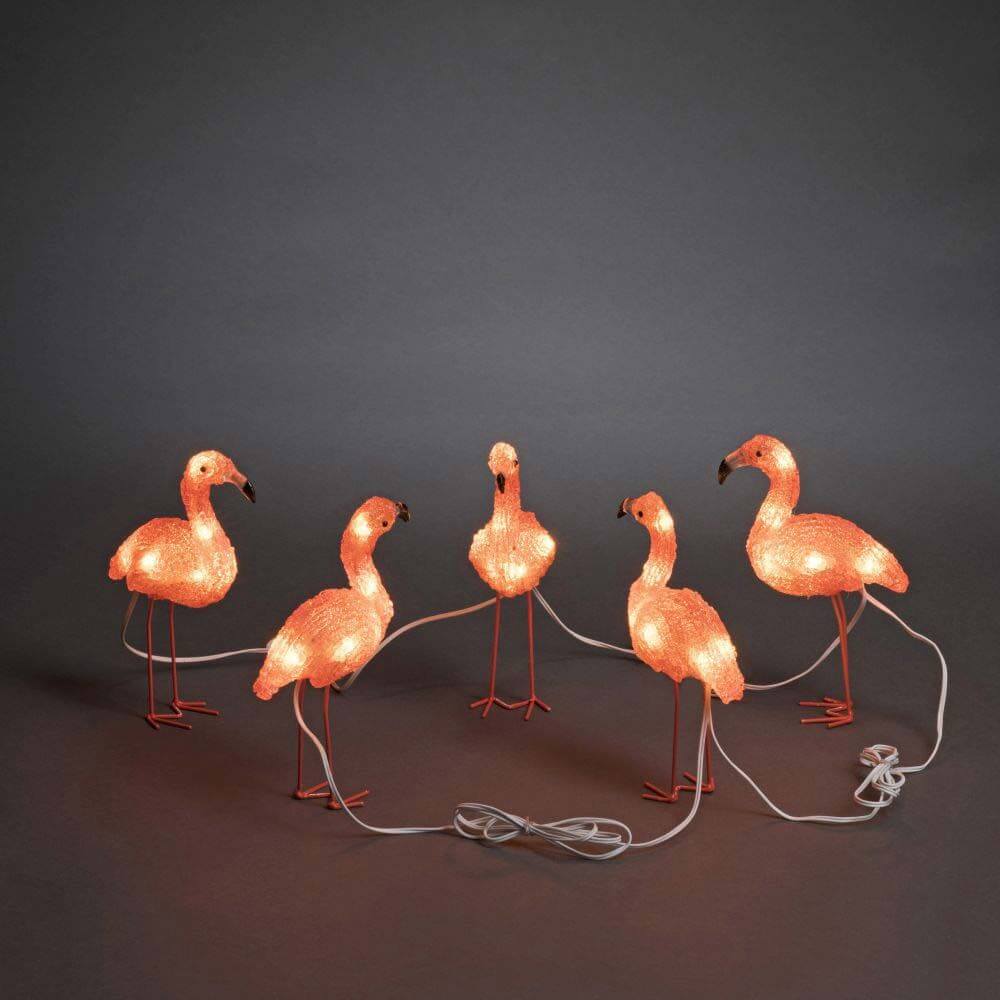 LED Acryl Flamingos 5er-Set 40 bernsteinfarbene Dioden IP44, leuchtende Flamingo Figuren auf dunklem Hintergrund.