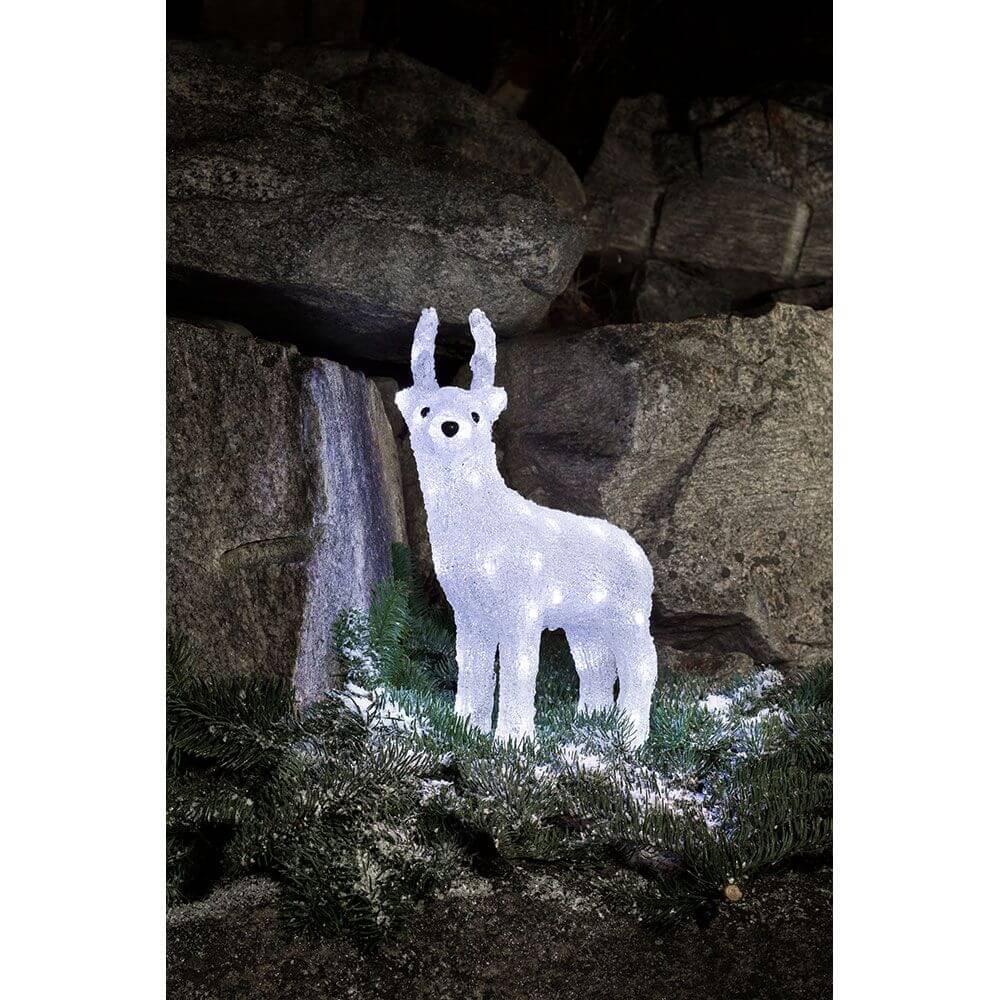 LED Acryl Rentier 40 Kaltweiße Dioden IP44 vor einer Felslandschaft mit dekorativen Lichtern.