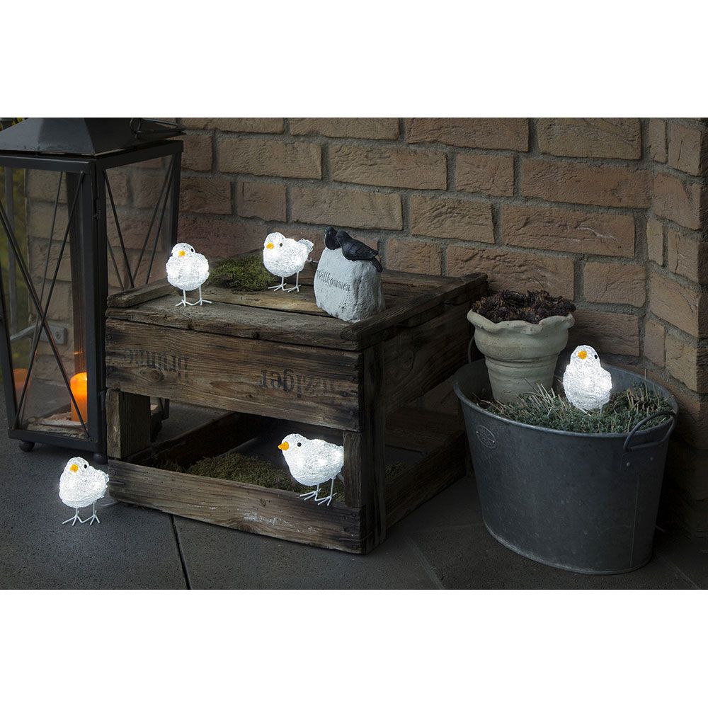 LED Acryl Vögel 5er-Set in Winterdeko auf Holzbox und Pflanztöpfen, charmante Lichter für festliche Atmosphäre.