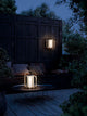 LED Akkuleuchte Bob Solar IP44 im Garten, gemütliches Ambiente bei Nacht.