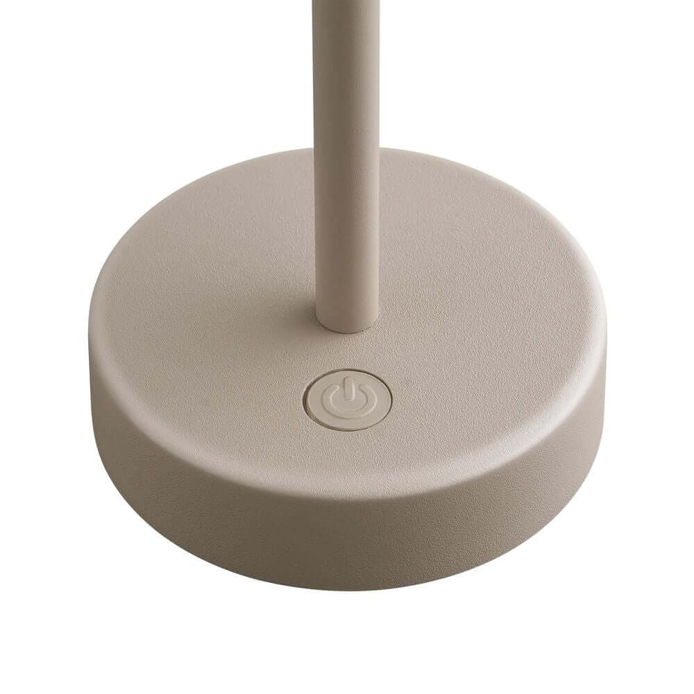 LED Akkuleuchte Ellen To-Go IP44: Standfuß mit elegantem Design und Power-Taste.