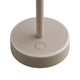 LED Akkuleuchte Ellen To-Go IP44: Standfuß mit elegantem Design und Power-Taste.
