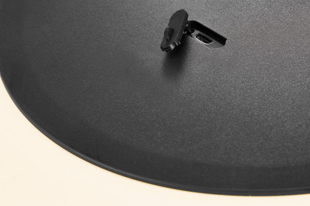 Detailaufnahme der LED Akkuleuchte Kettle To-Go 36 IP65 mit schwarzem Deckel und Clip.