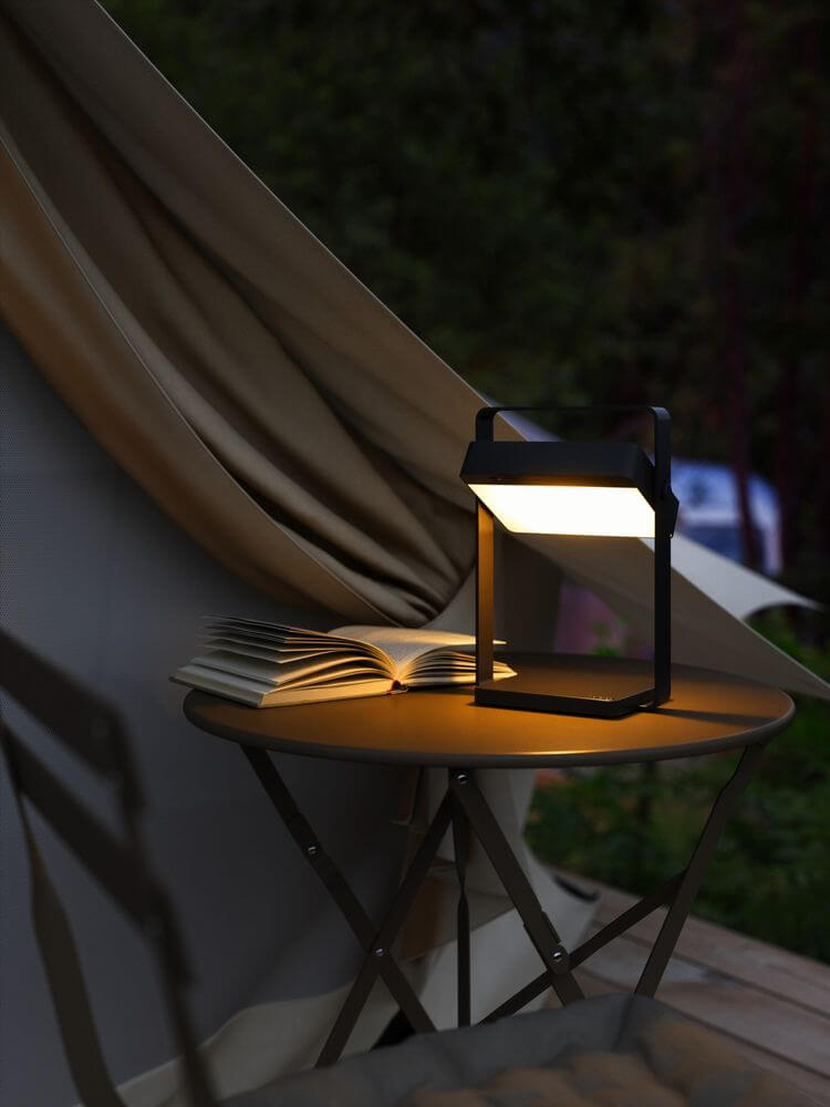 LED Akkuleuchte Saulio Solar IP44 auf einem Tisch, ideal für stimmungsvolle Beleuchtung im Freien.
