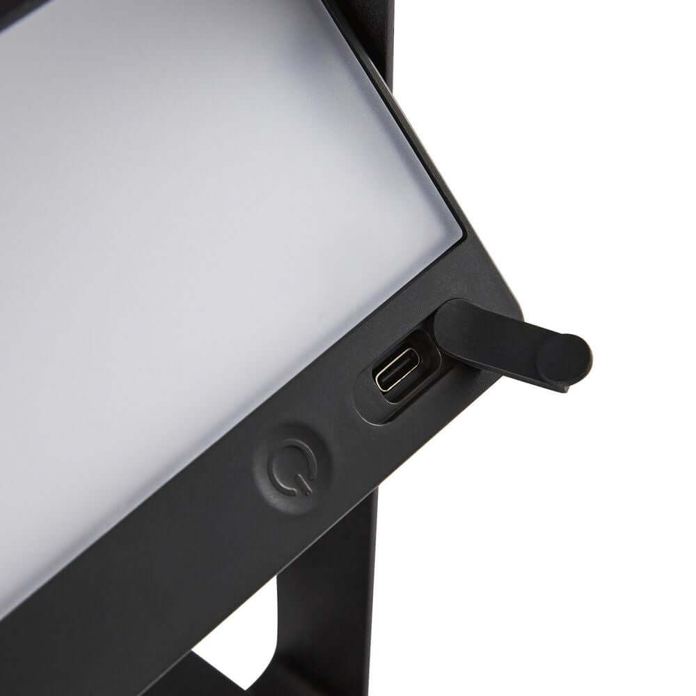LED Akkuleuchte Saulio Solar IP44 mit USB-C-Anschluss und Dimmschalter nahaufnahme.