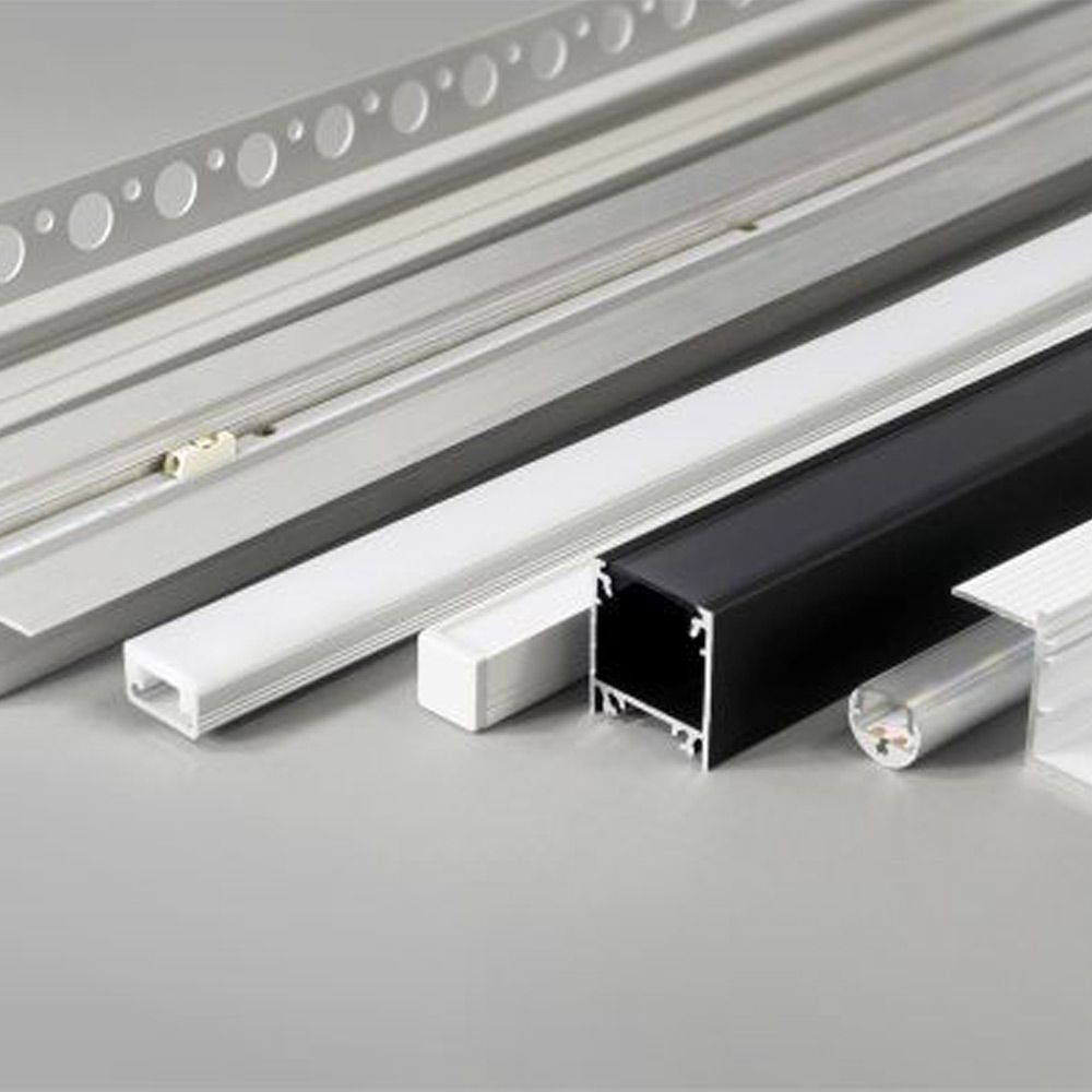 Verschiedene LED Aluminium Profile in verschiedenen Farben und Längen für den professionellen Einbau von LED-Strips.