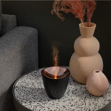 LED Aroma Diffuser Zoe Tischlampe mit Effekt-Licht als stilvolle Raum-Bedufterin mit Amber Light und warmem Flammenspiel