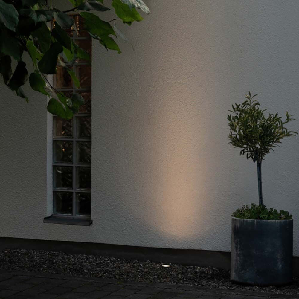 LED Außen-Bodeneinbauspot mit Glasabdeckung IP65 beleuchtet die Wand und ergänzt die Gartenpflanze.