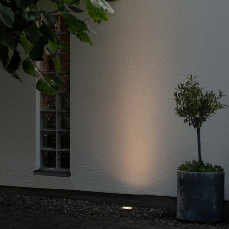 LED Außen-Bodeneinbauspot mit Glasabdeckung IP65 beleuchtet die Hauswand und Umgebung.