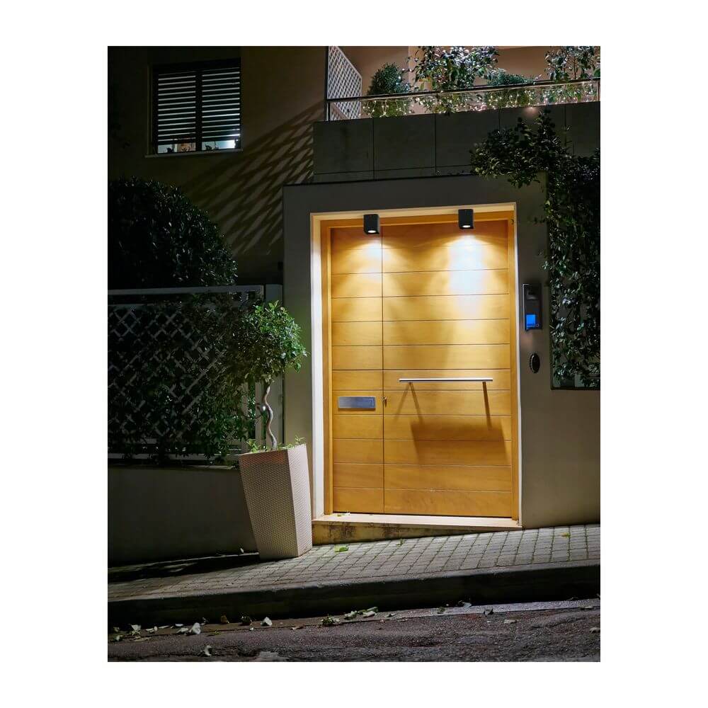 LED Außen-Deckenleuchte TAMI 12W 3000K IP54 Dunkelgrau über Eingangstür in modernem Design