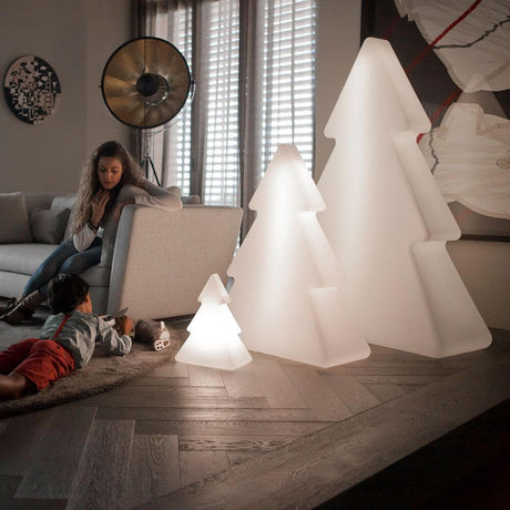 LED Buitenlichtboom Pinus 100 cm IP65 in een woonruimte met gezin en kerstsfeer.