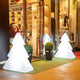 LED Außen-Leuchtbaum Pinus 100cm IP65 in einem weihnachtlichen Außenbereich.