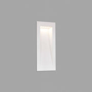 LED utendørs downlight SOUN-2 IP65 Hvit installert på grå vegg.