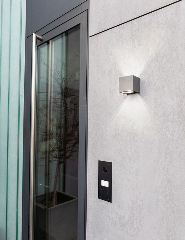 LED Außen-Wandlampe Gemini IP44 Anthrazit montiert an einer modernen Fassade mit Lichteffekten.