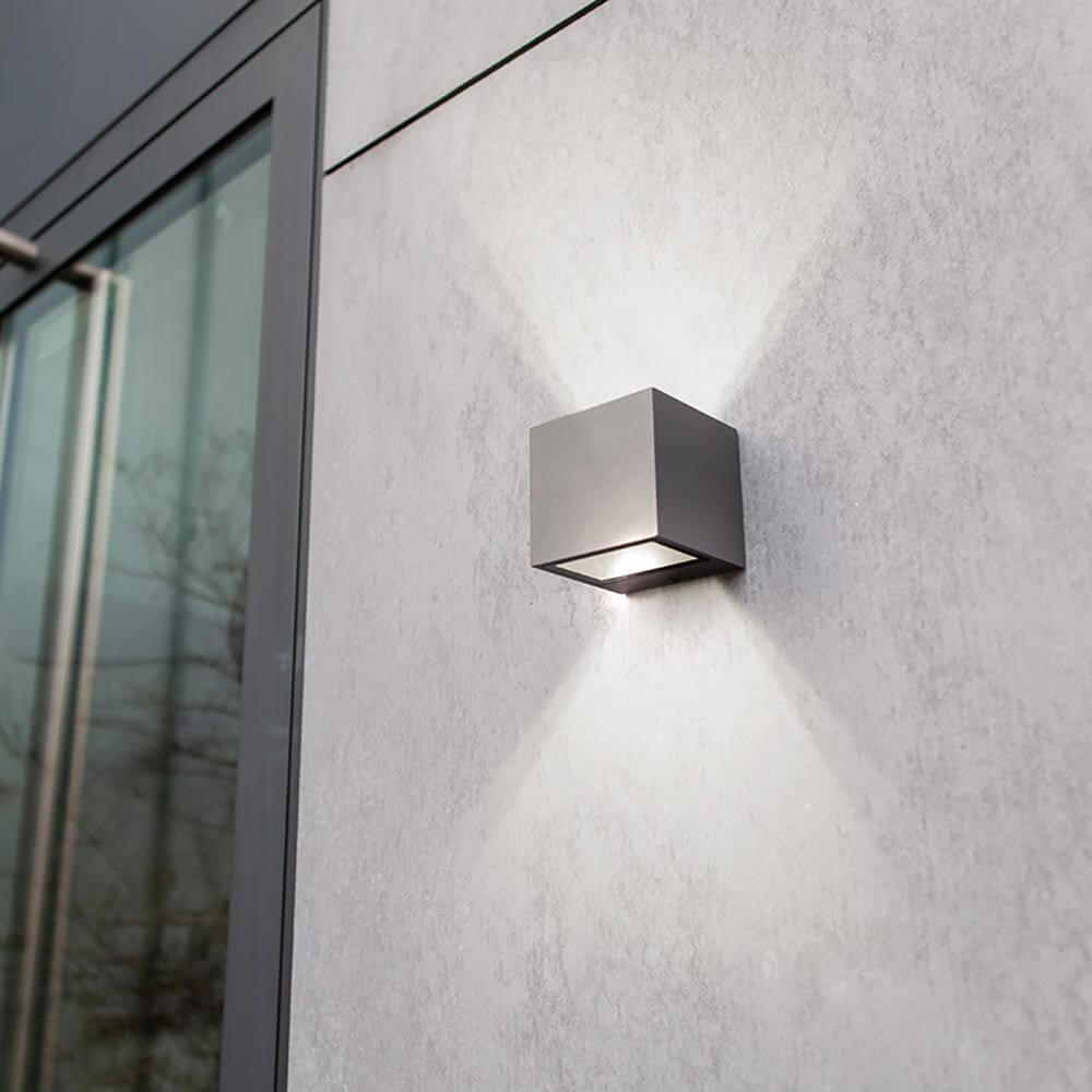LED Außen-Wandlampe Gemini IP44 Anthrazit an der Wand montiert mit Up-&-Down-Licht.