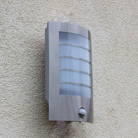 LED Außen-Wandlampe Slim mit Sensor IP44 Edelstahl an einer Wand montiert