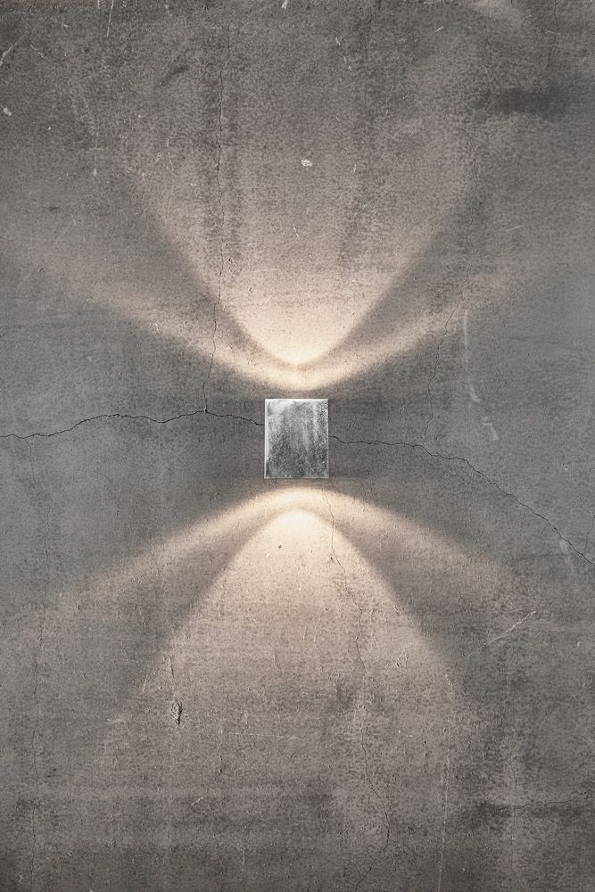 Minimalistische LED Außen-Wandleuchte Canto Kubi 2 mit einzigartigem Lichterlebnis an Betonwand.