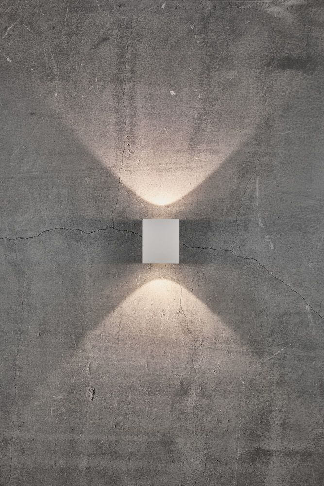 LED Außen-Wandleuchte Canto Kubi 2 IP44 Weiß an einer Wand, die Lichtstrahlen nach oben und unten projiziert.
