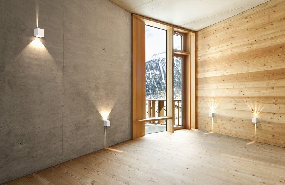 LED Außen-Wandleuchte Canto Kubi 2 IP44 Weiß in modernem Wohnraum mit Holz- und Betonwänden.