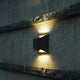 LED Außen-Wandleuchte Dodd IP54 Anthrazit an einer Wand, warmweißes Licht strahlt nach oben und unten.