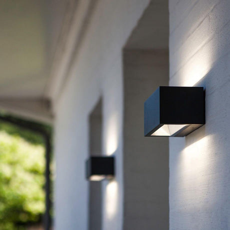LED Außenwandleuchte Gemini IP54 in Anthrazit an einer Wand mit schönem Lichteffekt.