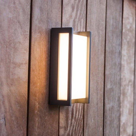 LED Außen-Wandleuchte Qubo IP54 Anthrazit an einer Holzwand montiert, modernes Design.