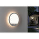 LED Lamina Sensor Decken- & Wandleuchte Weiß an einer Wand im Außenbereich, modernes Design mit LED-Beleuchtung.