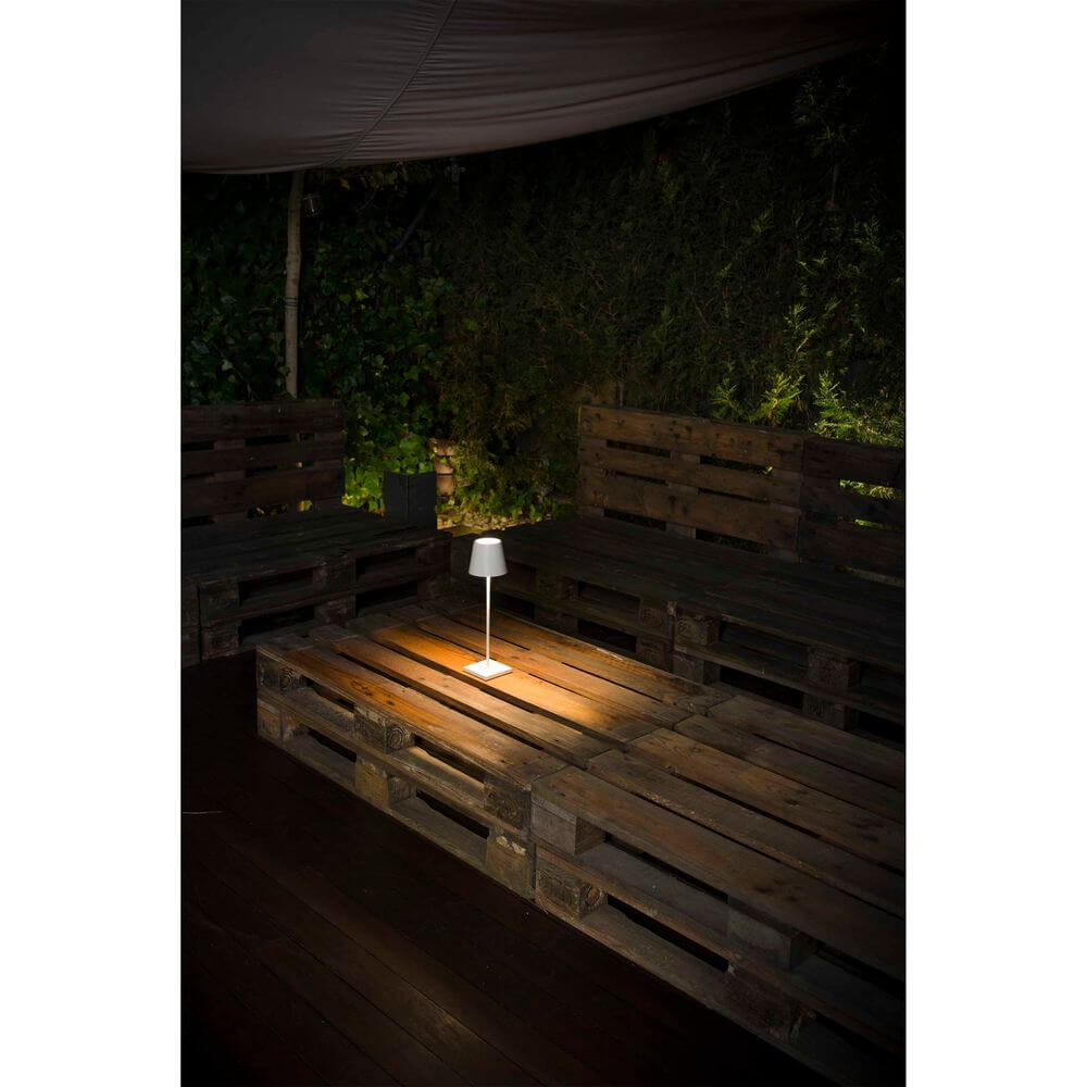 LED Akku-Außentischlampe TOC IP54 Weiß auf einem Holztisch im Freien bei Nacht