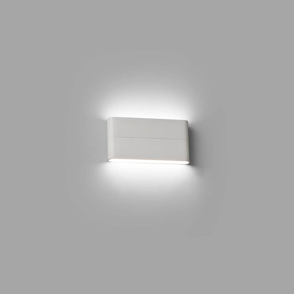 LED Außenwandlampe ADAY-2 3000K IP54 Weiß an einer grauen Wand montiert.