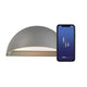 LED Außenwandlampe Arcus Smart IP54 in grau mit Smartphone zur Steuerung der Lichteinstellungen.