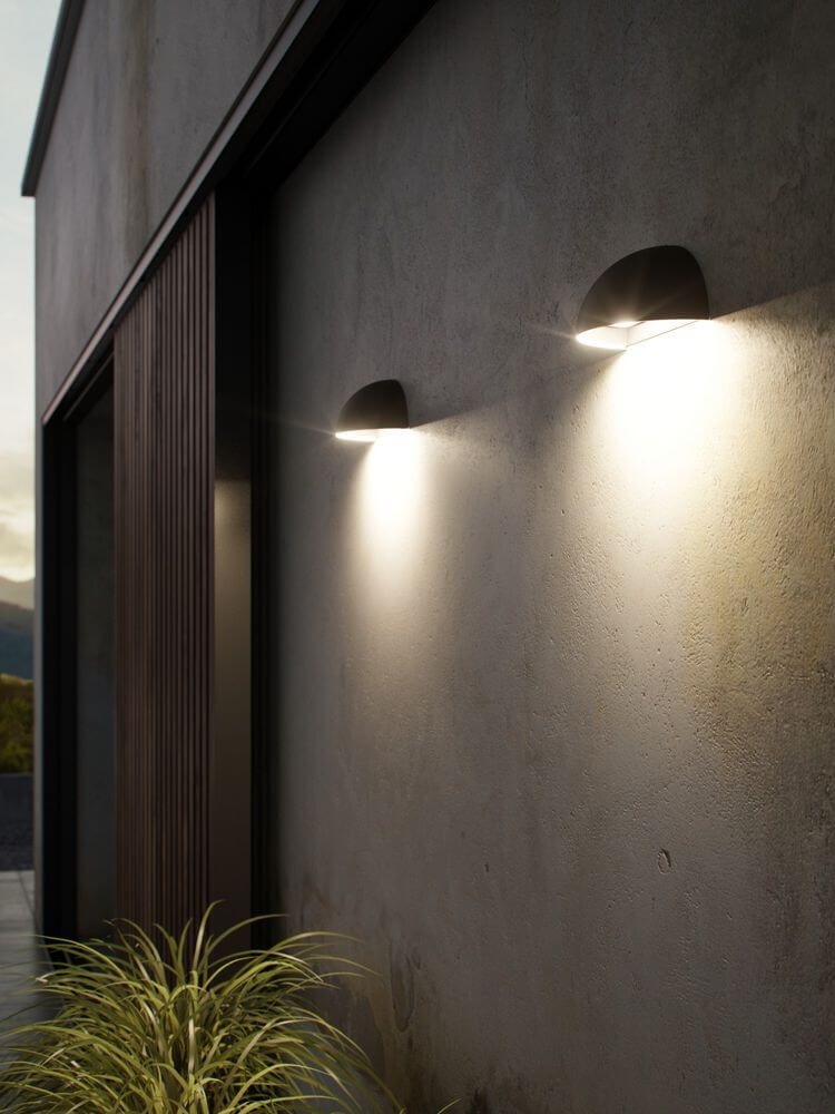 LED Außenwandlampe Arcus Smart IP54 an einem modernen Außenwand mit sanfter Beleuchtung.