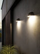 LED Außenwandlampe Arcus Smart IP54 an einem modernen Außenwand mit sanfter Beleuchtung.
