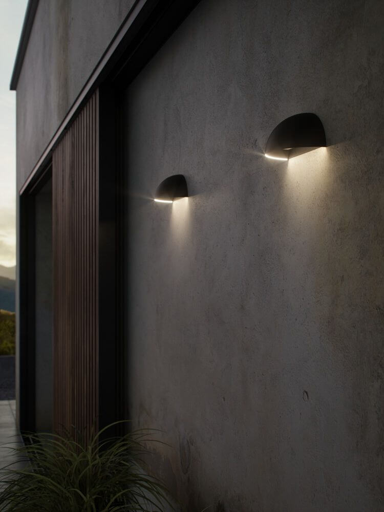LED Außenwandlampe Arcus Smart IP54 an einer modernen Wand installiert, mit sanftem Licht.