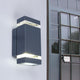 LED Außenwandlampe Focus IP44 Anthrazit an einer Wand, modernes Design mit seitlichem Lichtschlitz.