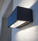 LED Außenwandlampe Gemini IP54 Anthrazit an einer Wand montiert mit Up-&-Down-Licht.
